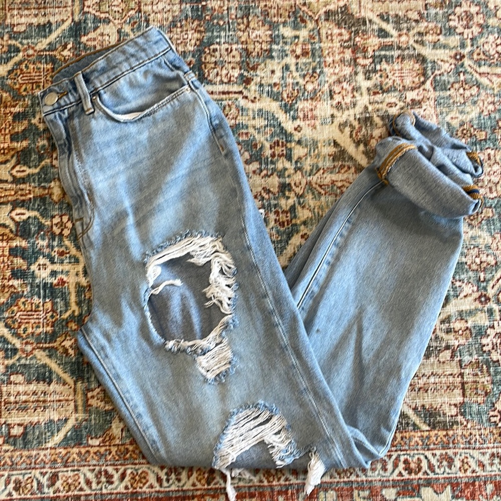 BDG mom high rise hole-y jeans - size 26